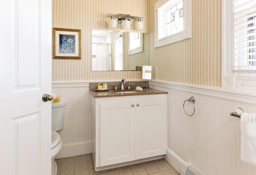 غرفة ديلوكس سرير كينج, Crowne Pointe Historic Inn Adults Only