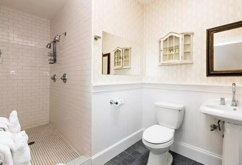 اتاق سوپریور با تخت بزرگ, Crowne Pointe Historic Inn Adults Only