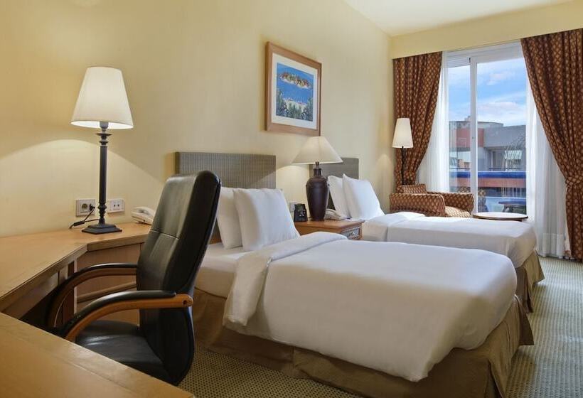 Номер Executive, Hilton Alexandria Green Plaza