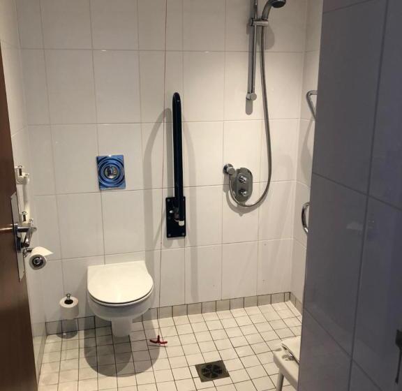 חדר סטנדרט מותאם לאדם עם מוגבלויות, Holiday Inn Ellesmere Port/cheshire Oaks, An Ihg