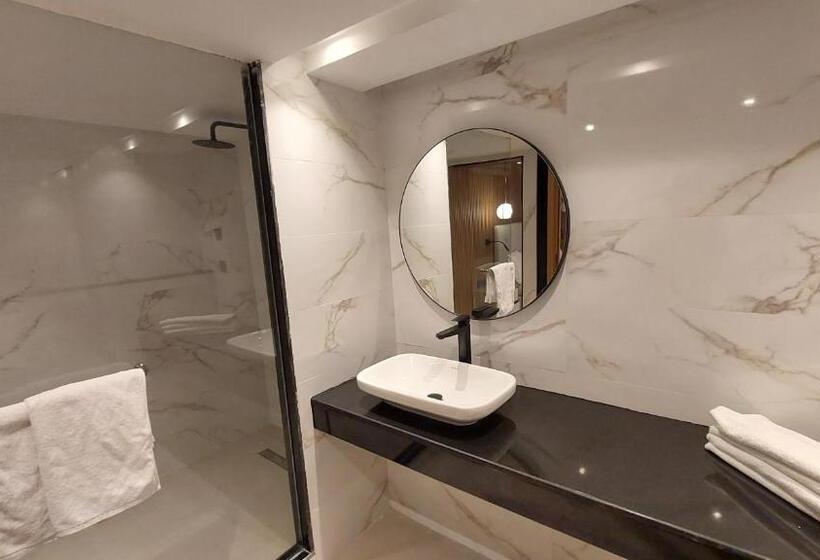 سوئیت پریمیوم, Kenzi Rissani