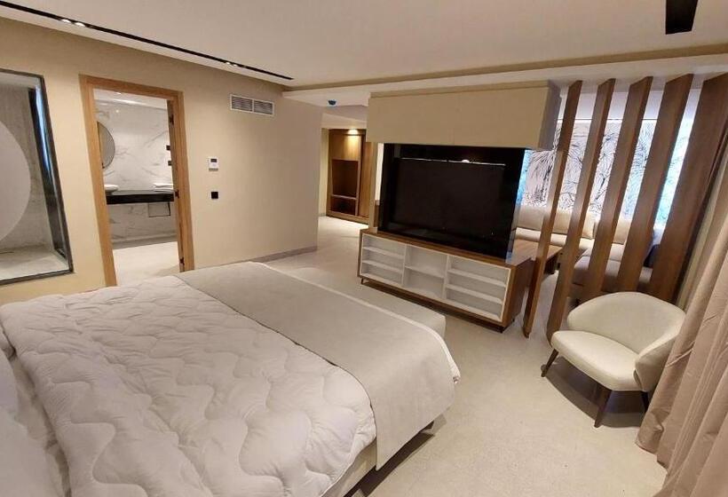 سوئیت پریمیوم, Kenzi Rissani