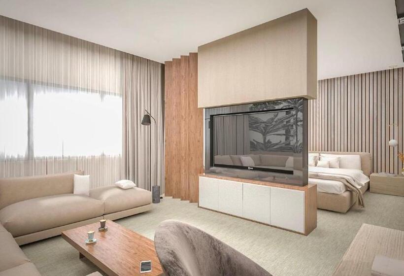 سوئیت پریمیوم, Kenzi Rissani