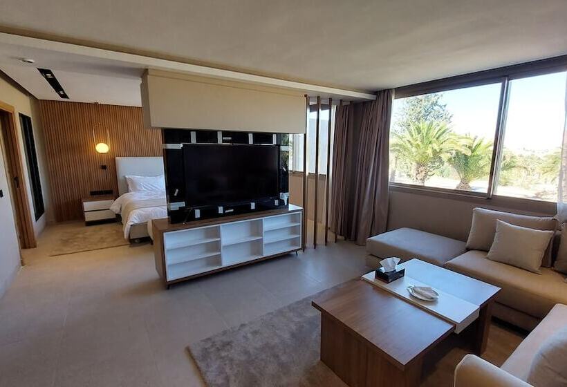 سوئیت پریمیوم, Kenzi Rissani