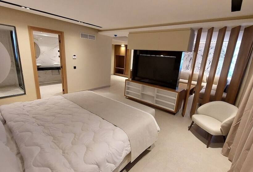 سوئیت پریمیوم, Kenzi Rissani