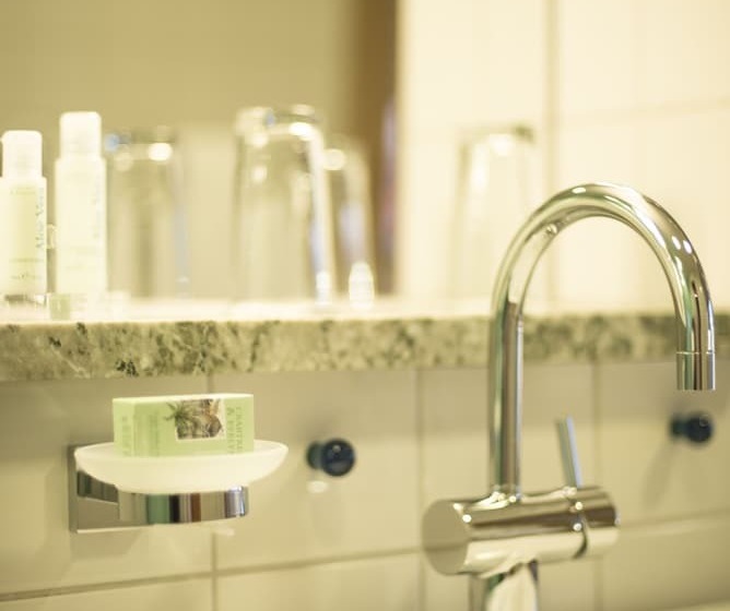 חדר דלוקס, Rival