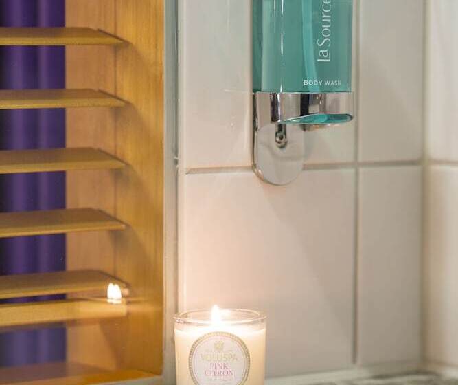 חדר דלוקס, Rival