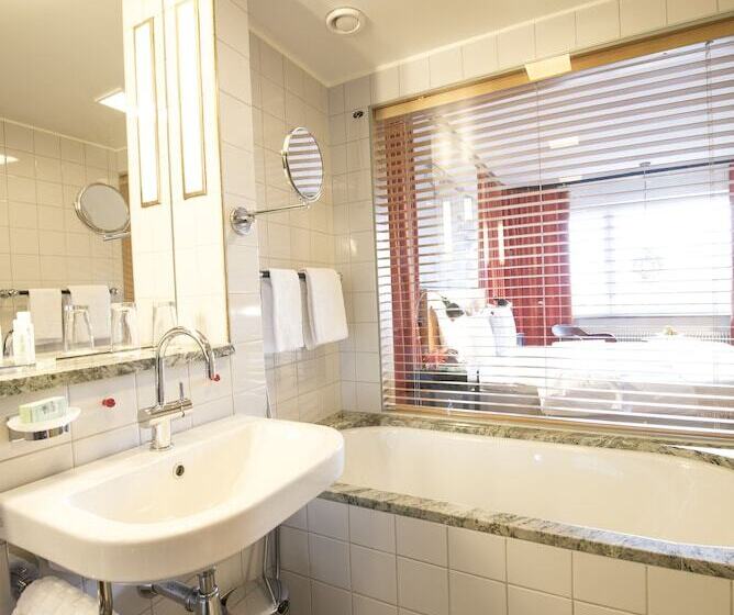 חדר דלוקס, Rival