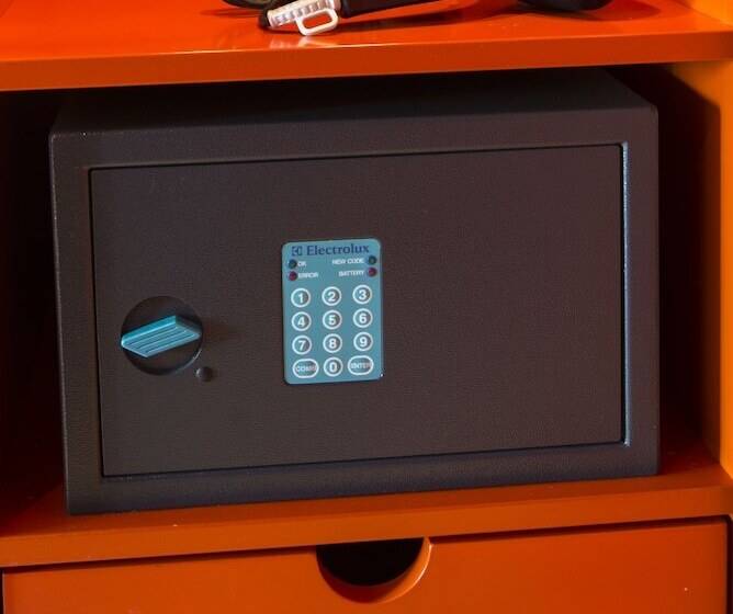 חדר דלוקס, Rival