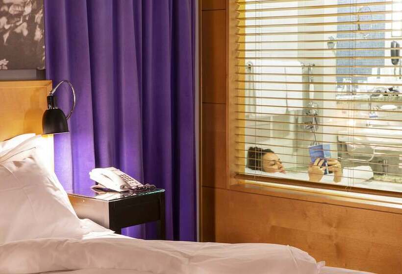 חדר דלוקס, Rival