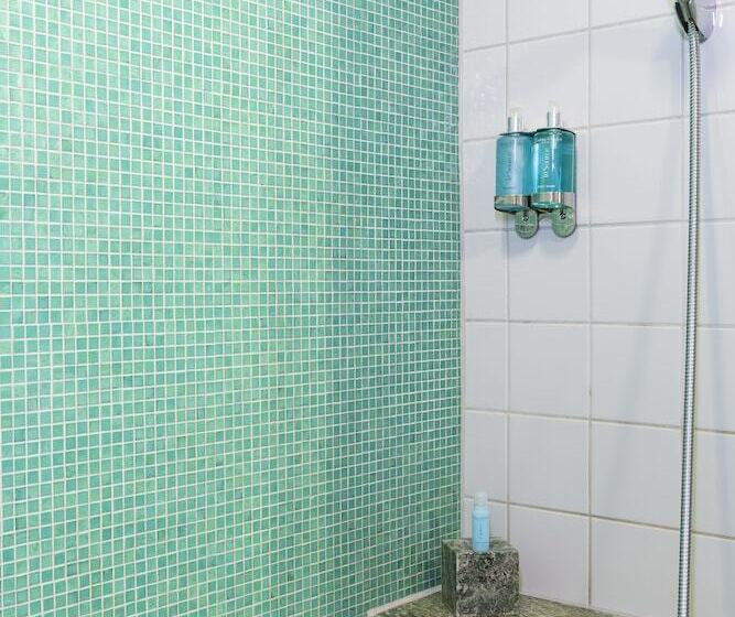 חדר סופריור, Rival