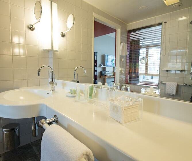 חדר סופריור, Rival