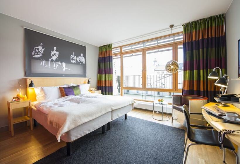 חדר סופריור, Rival