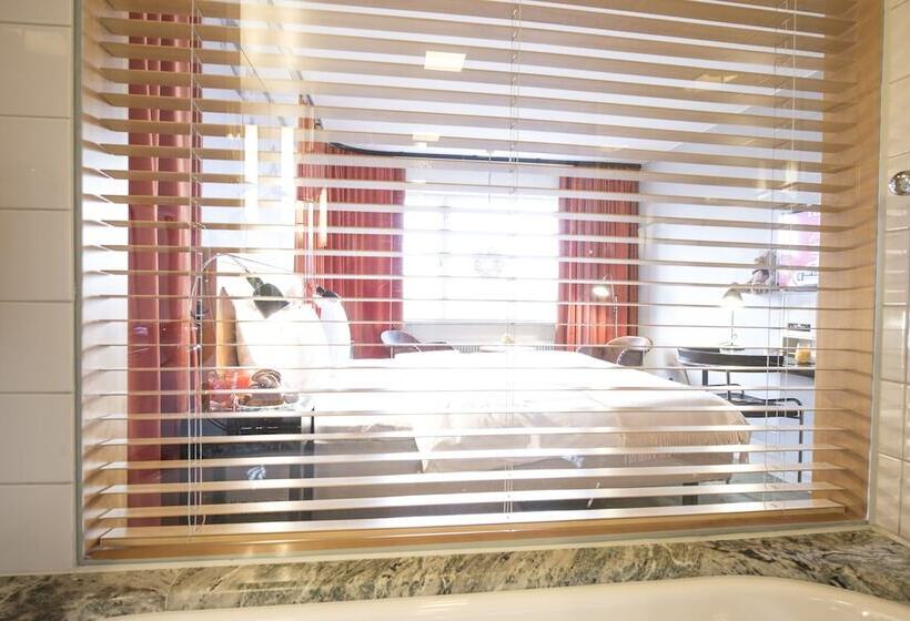 חדר דלוקס עם מרפסת, Rival