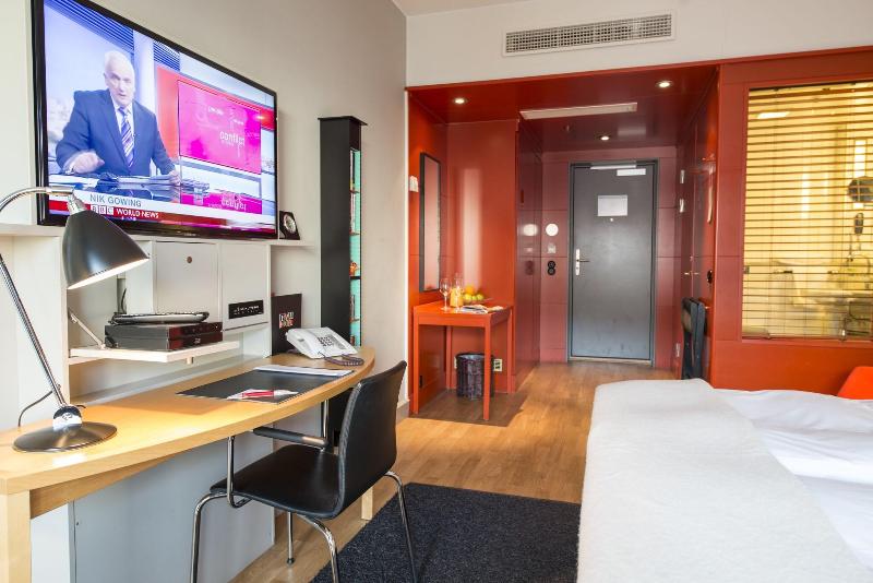 חדר סופריור, Rival