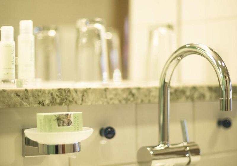 חדר סופריור, Rival