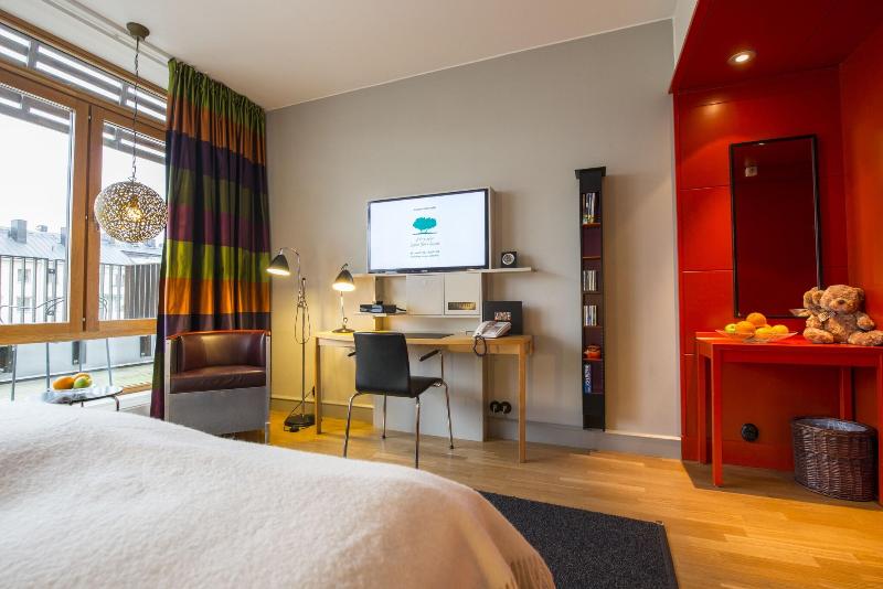 חדר סופריור, Rival