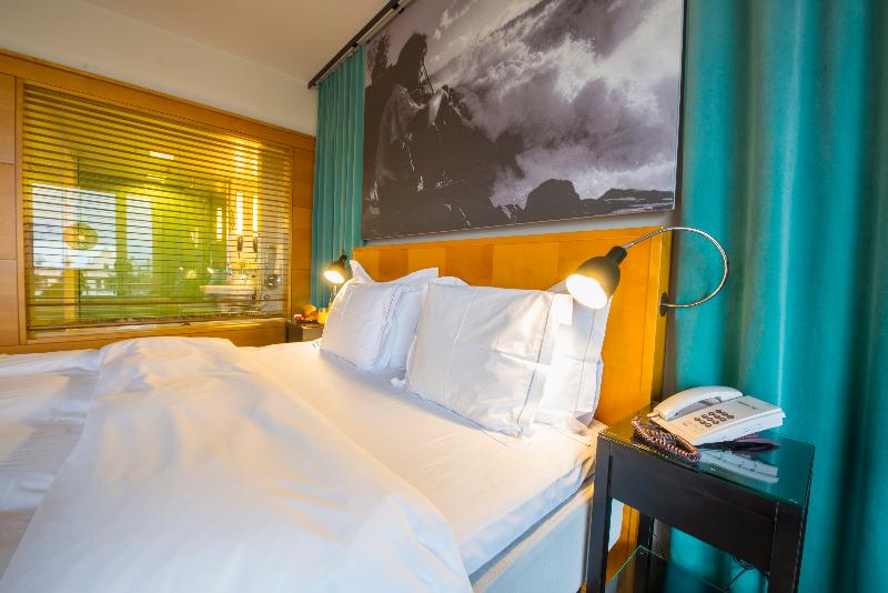 חדר דלוקס, Rival