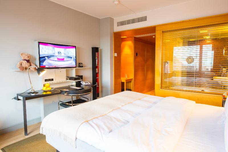 חדר דלוקס, Rival