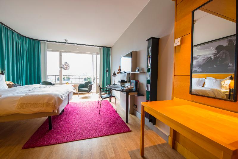 חדר דלוקס, Rival