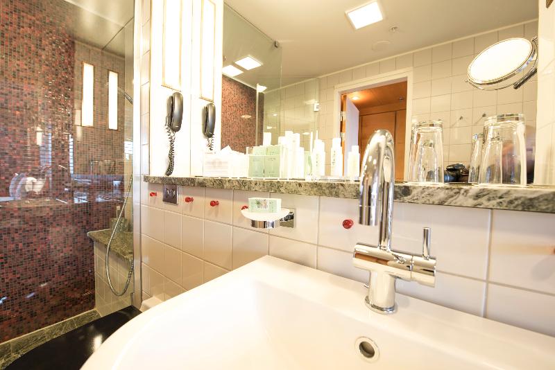 חדר דלוקס, Rival