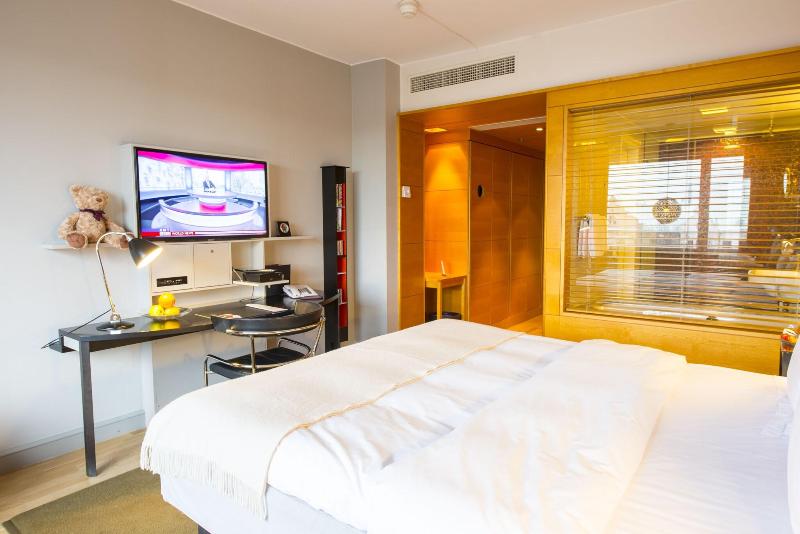 חדר דלוקס, Rival