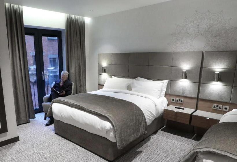 חדר סטנדרט לשלושה, Ten Square