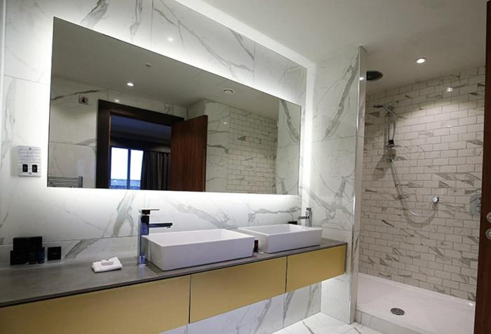 סוויטת ג'וניור, Ten Square