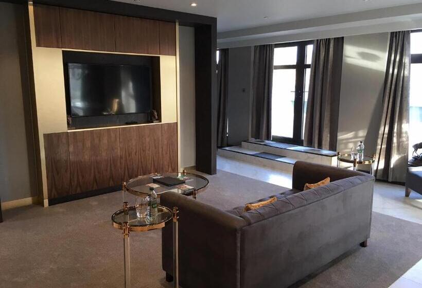 סוויטת סופריור, Ten Square