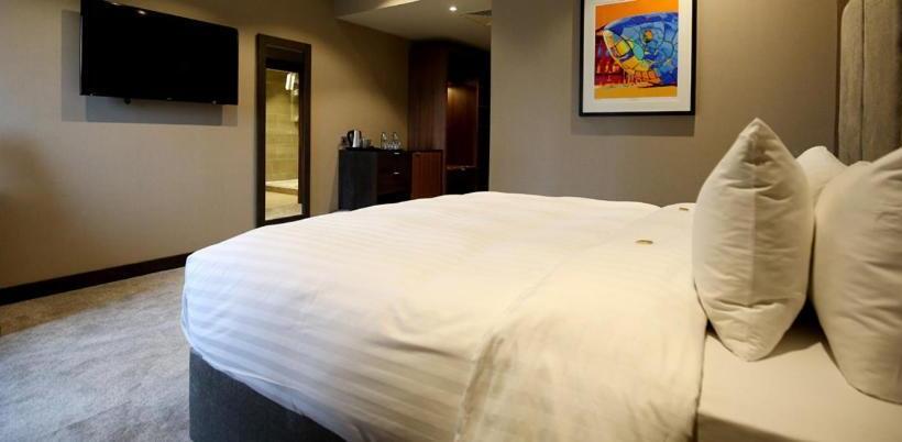 חדר דלוקס, Ten Square