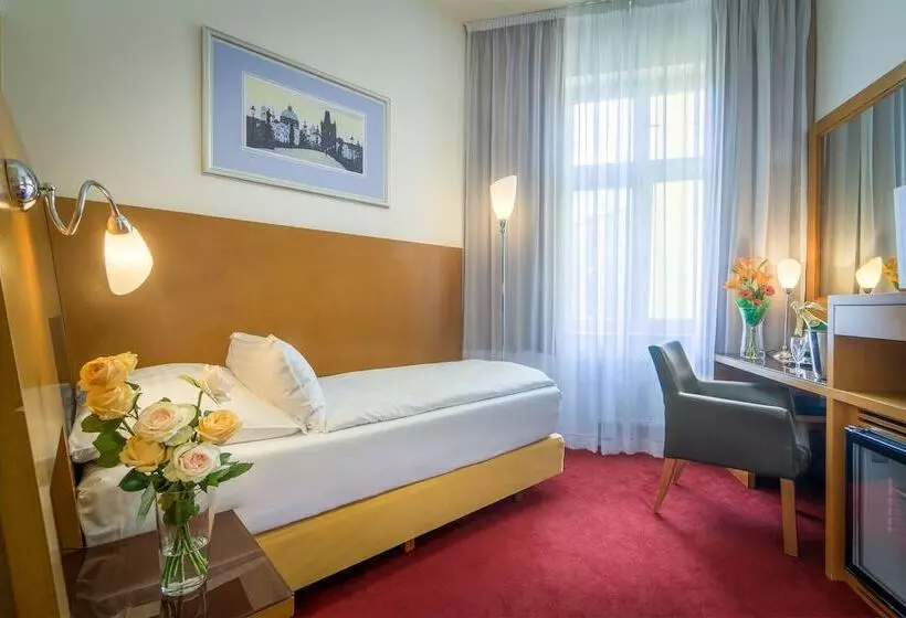 Standard Yhden Hengen Huone, Theatrino