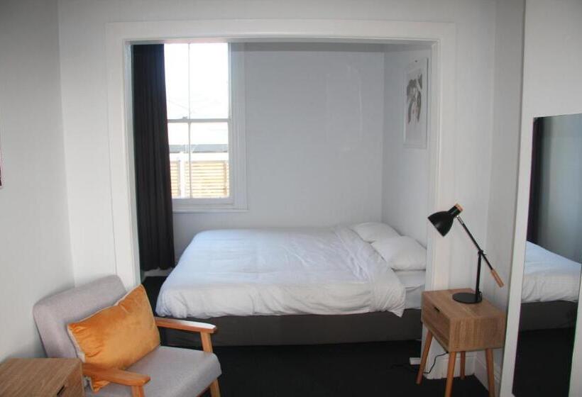 标准间, College Lawn