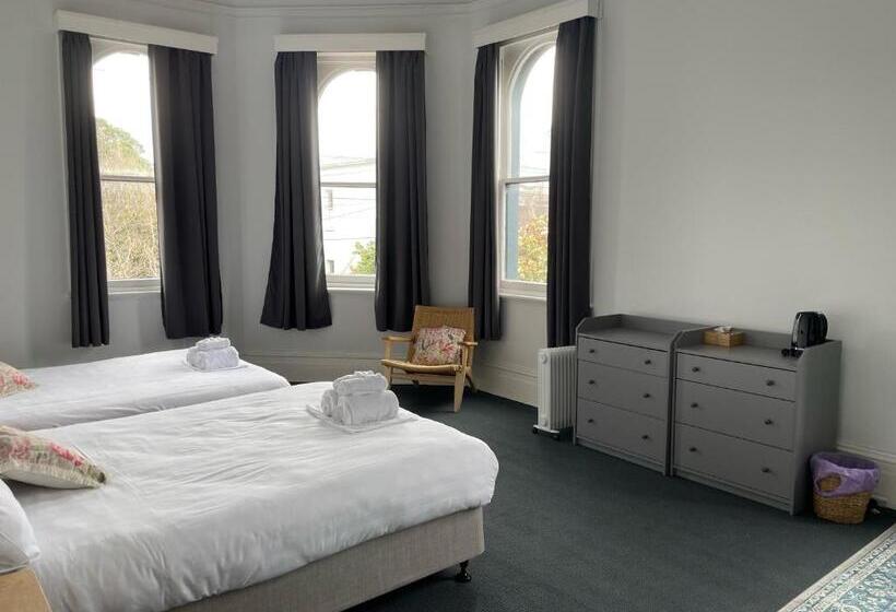 标准四人间共用浴室, College Lawn