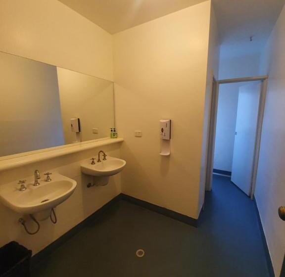 标准四人间共用浴室, College Lawn