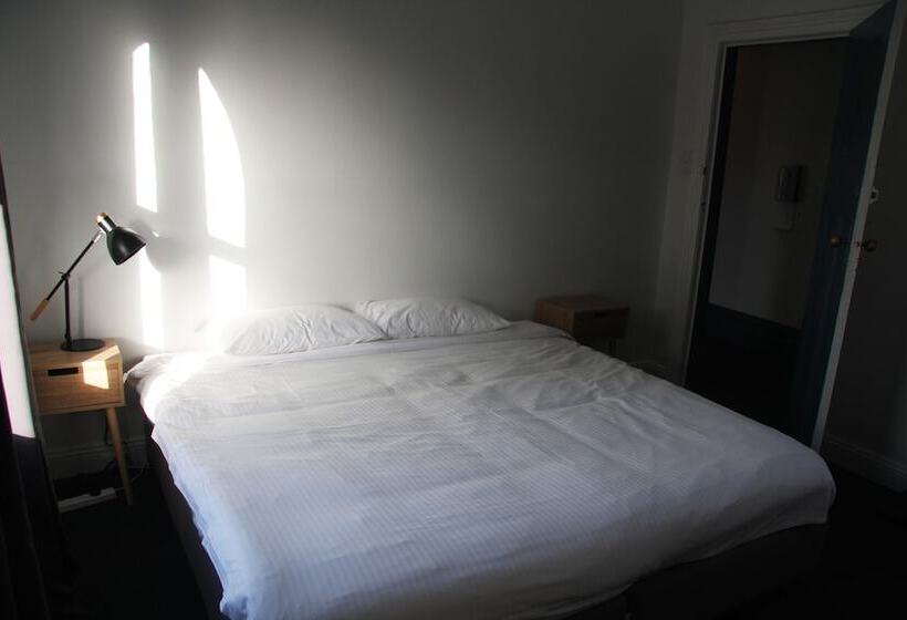 标准间, College Lawn