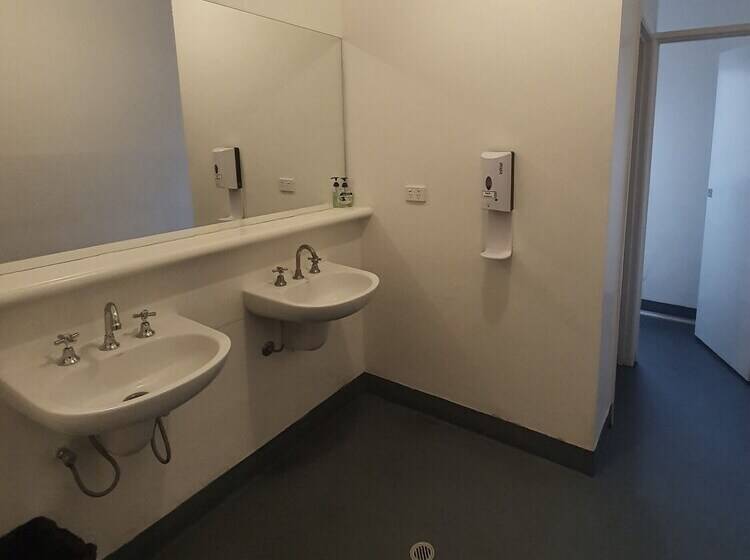 标准间, College Lawn