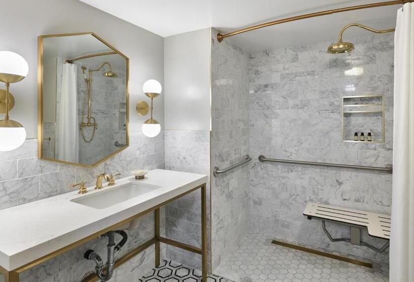 身障者適用キングサイズベッドルーム, The Darling