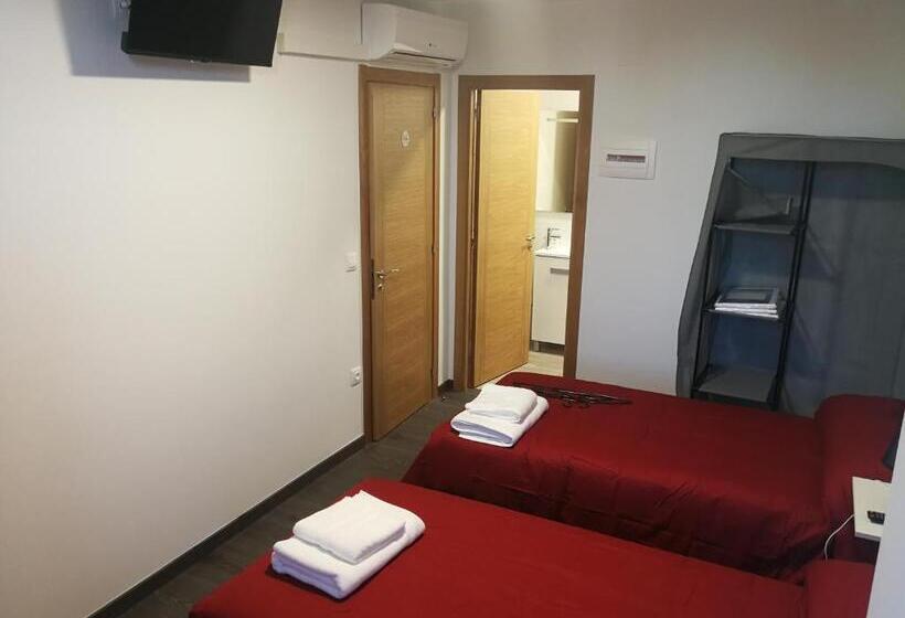 اتاق استاندارد سه نفره, Pension Tasaga