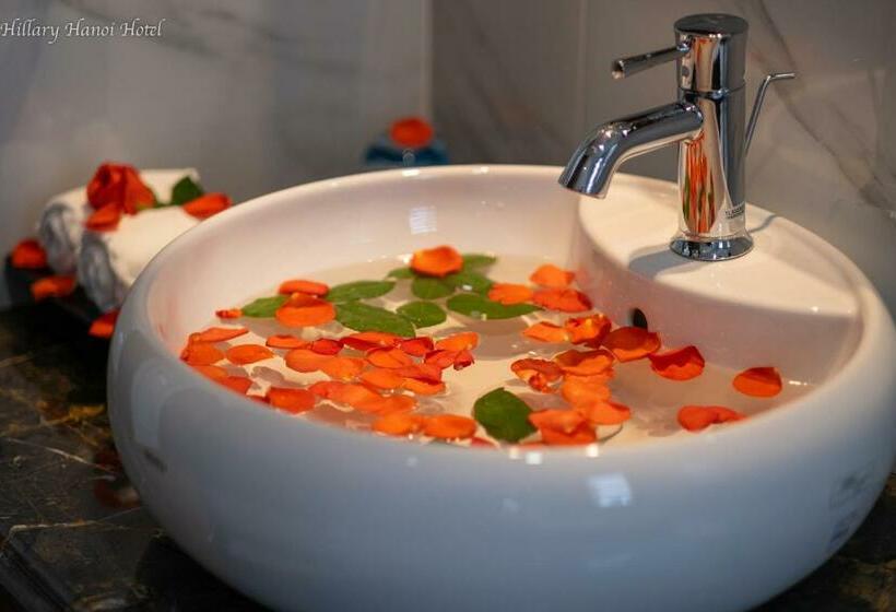 اتاق لوکس با چشم‌انداز شهر, Hillary Hanoi