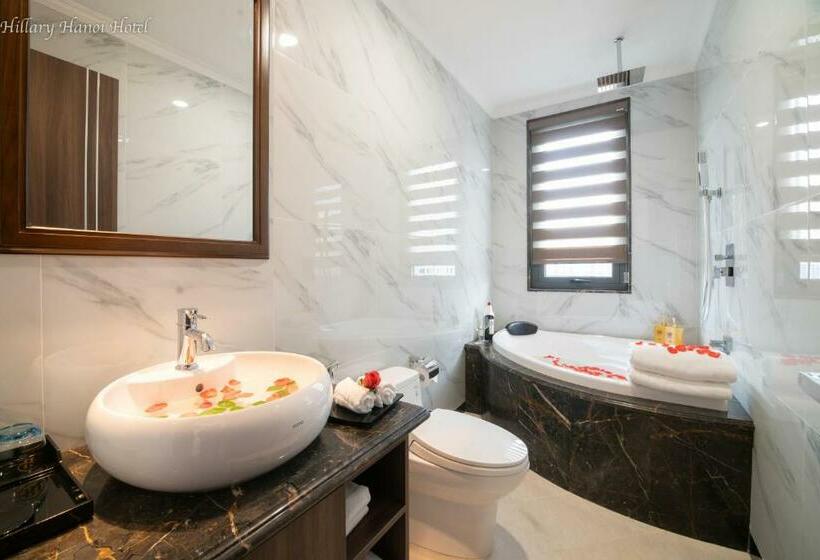 اتاق لوکس با چشم‌انداز شهر, Hillary Hanoi