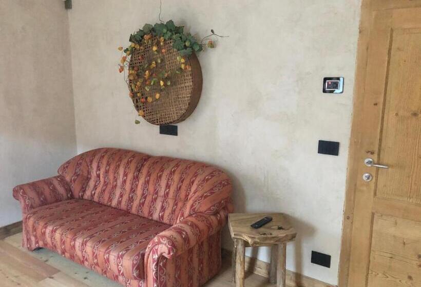 חדר משפחתי, A La Ciasa De L'artista