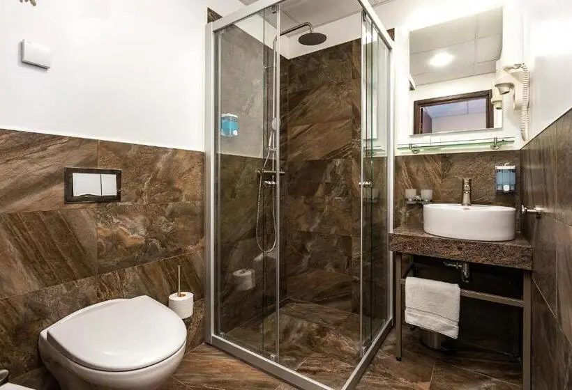 اتاق لوکس با بالکن, Adoryal Hotell