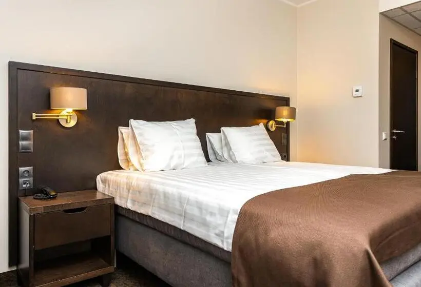 اتاق استاندارد سه نفره, Adoryal Hotell