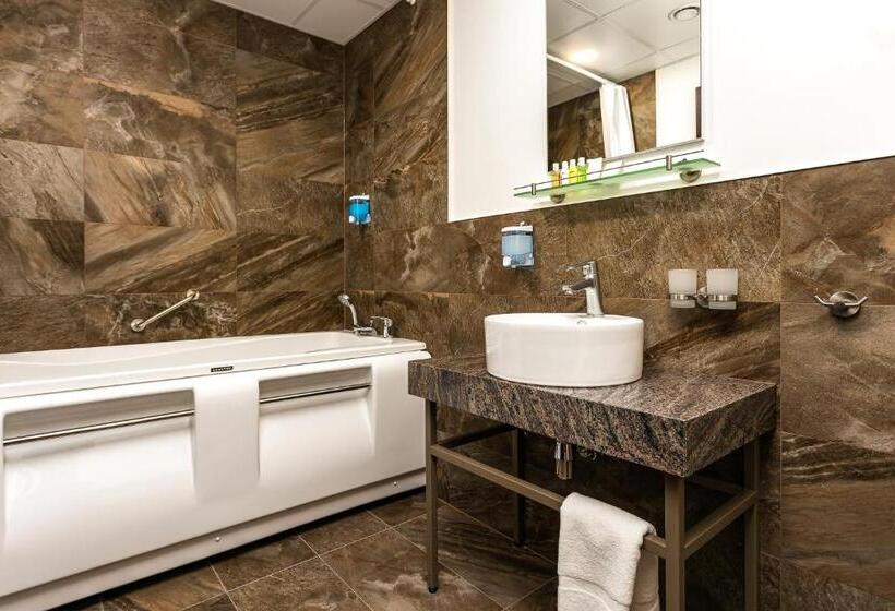 سوییت, Adoryal Hotell