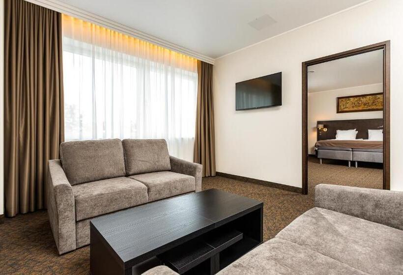 سوییت, Adoryal Hotell