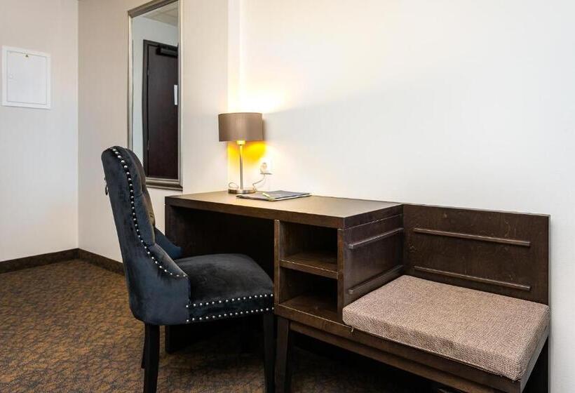 اتاق کلاسیک چهارنفره, Adoryal Hotell