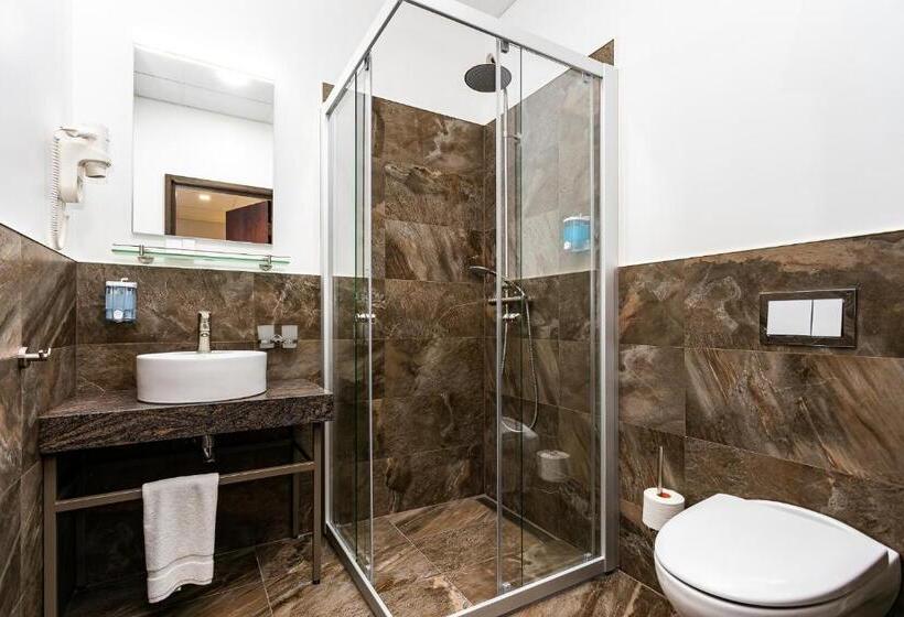 اتاق کلاسیک چهارنفره, Adoryal Hotell