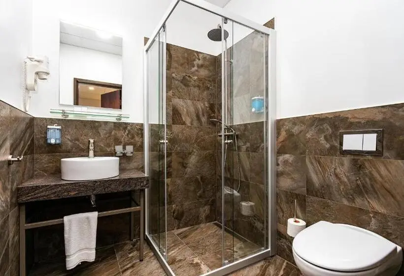 اتاق کلاسیک چهارنفره, Adoryal Hotell