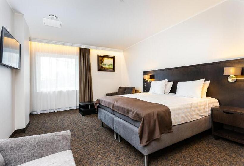 اتاق کلاسیک چهارنفره, Adoryal Hotell