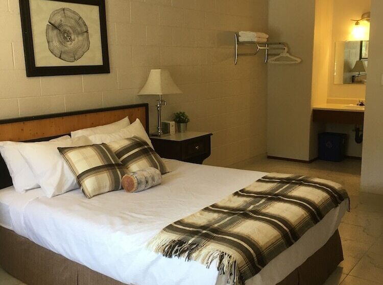 غرفة قياسية رباعية, Christina Lake Motel And Rv Park